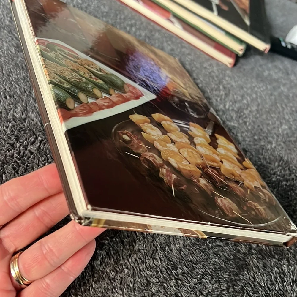 ADVENTURES IN MICROWAVE COOKING COOKBOOK AND TIPS 1979 VINTAGE HARDCOVER BOOK